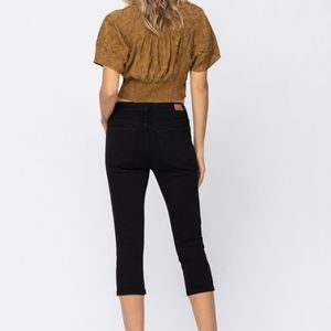 Mid-rise skinny black jean capri Judy Blue